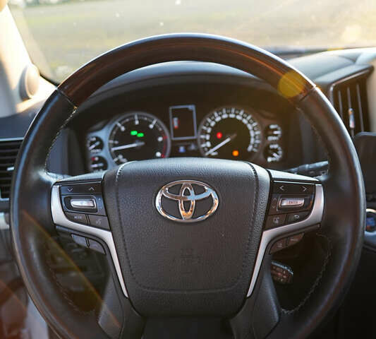 Белый Тойота Ленд Крузер, объемом двигателя 4.46 л и пробегом 215 тыс. км за 47000 $, фото 13 на Automoto.ua