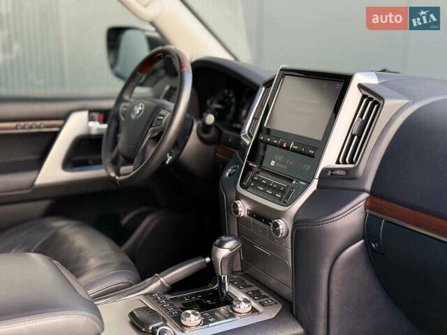 Белый Тойота Ленд Крузер, объемом двигателя 4.7 л и пробегом 145 тыс. км за 46590 $, фото 29 на Automoto.ua