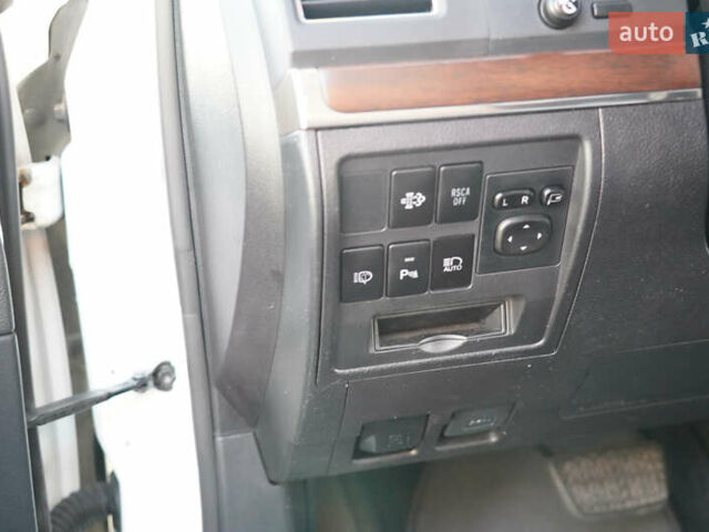 Белый Тойота Ленд Крузер, объемом двигателя 4.46 л и пробегом 215 тыс. км за 47000 $, фото 15 на Automoto.ua