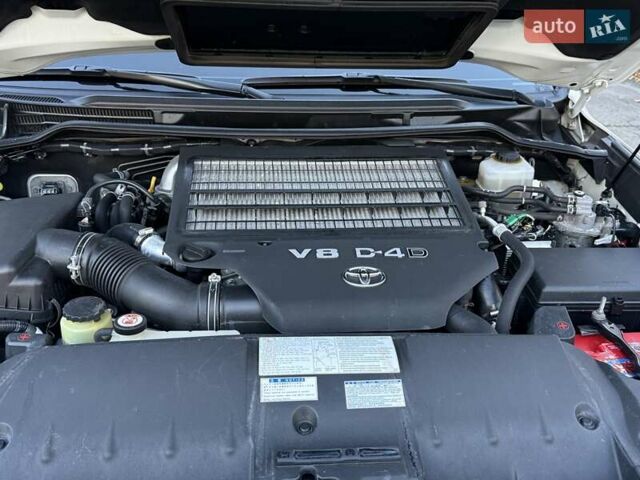 Белый Тойота Ленд Крузер, объемом двигателя 4.46 л и пробегом 301 тыс. км за 44950 $, фото 47 на Automoto.ua