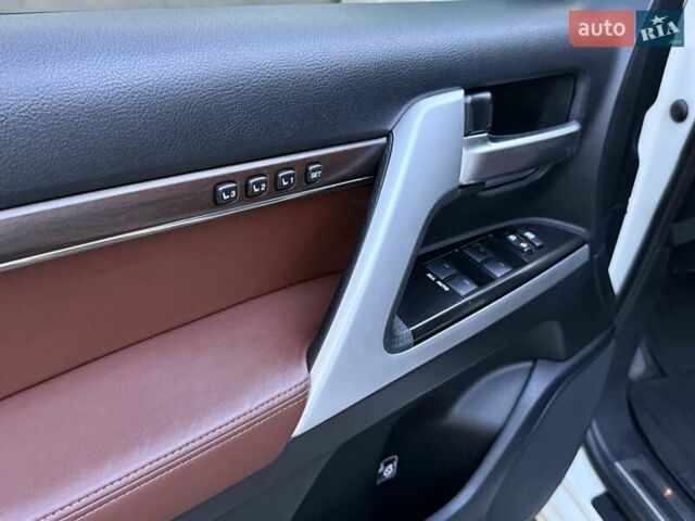 Белый Тойота Ленд Крузер, объемом двигателя 4.46 л и пробегом 301 тыс. км за 44950 $, фото 57 на Automoto.ua