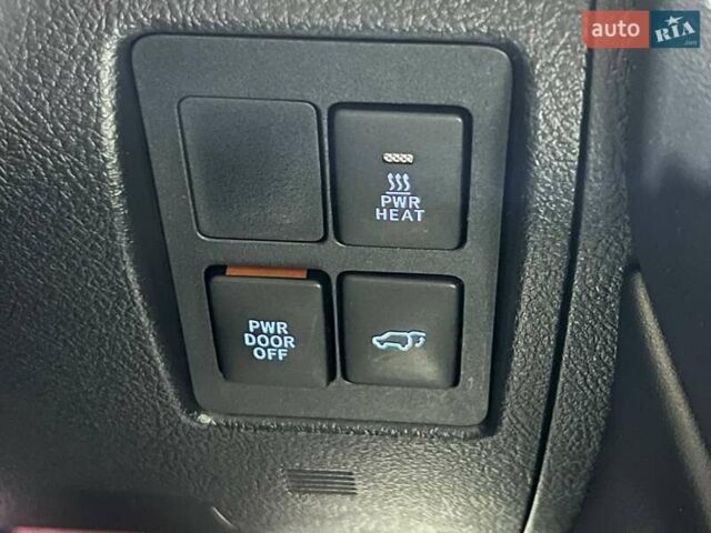 Белый Тойота Ленд Крузер, объемом двигателя 4.46 л и пробегом 90 тыс. км за 55000 $, фото 37 на Automoto.ua