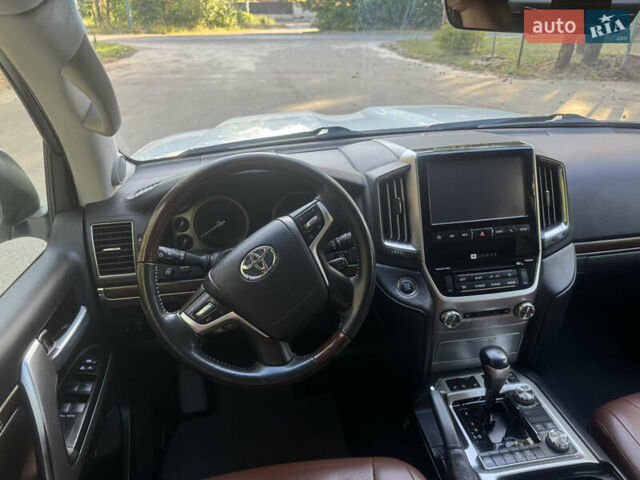 Белый Тойота Ленд Крузер, объемом двигателя 4.61 л и пробегом 122 тыс. км за 54000 $, фото 30 на Automoto.ua