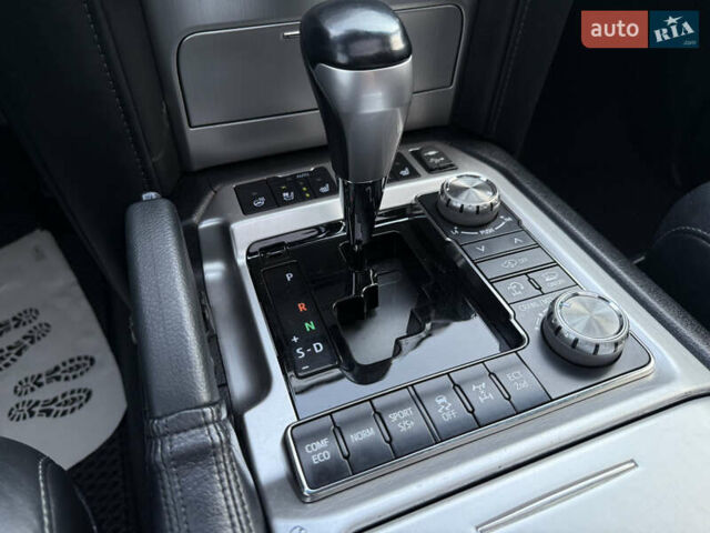 Белый Тойота Ленд Крузер, объемом двигателя 4.46 л и пробегом 111 тыс. км за 58900 $, фото 18 на Automoto.ua