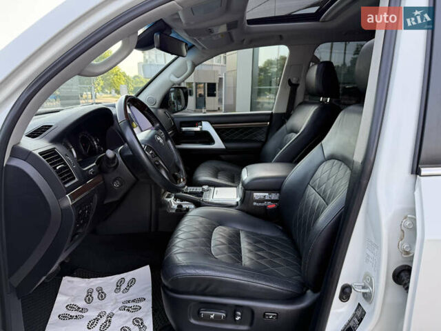 Белый Тойота Ленд Крузер, объемом двигателя 4.46 л и пробегом 111 тыс. км за 58900 $, фото 12 на Automoto.ua