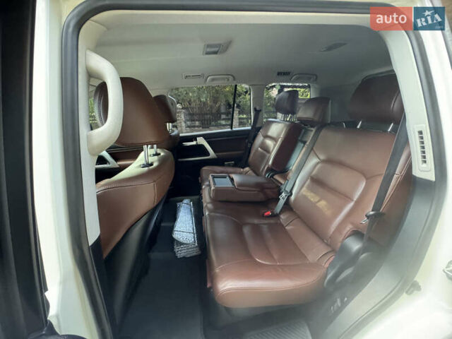 Белый Тойота Ленд Крузер, объемом двигателя 4.61 л и пробегом 122 тыс. км за 54000 $, фото 51 на Automoto.ua