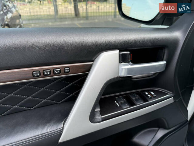 Белый Тойота Ленд Крузер, объемом двигателя 4.46 л и пробегом 111 тыс. км за 58900 $, фото 11 на Automoto.ua