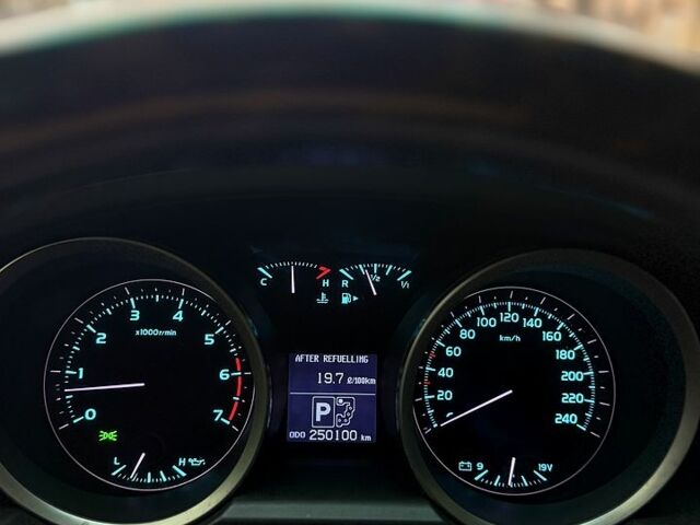 Белый Тойота Ленд Крузер, объемом двигателя 2.5 л и пробегом 250 тыс. км за 23999 $, фото 8 на Automoto.ua