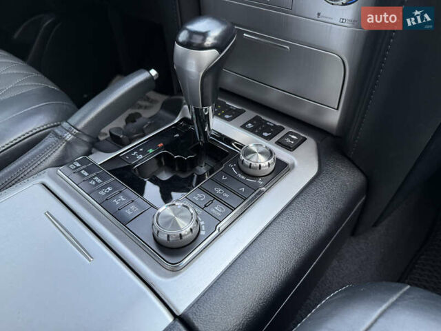 Белый Тойота Ленд Крузер, объемом двигателя 4.46 л и пробегом 111 тыс. км за 58900 $, фото 19 на Automoto.ua