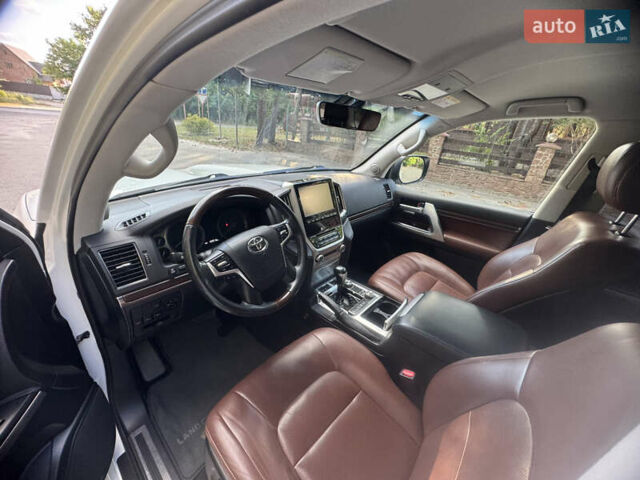 Белый Тойота Ленд Крузер, объемом двигателя 4.61 л и пробегом 122 тыс. км за 54000 $, фото 48 на Automoto.ua