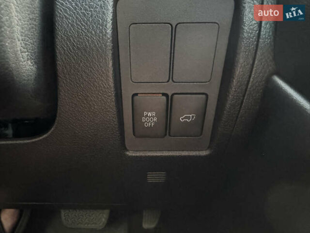 Белый Тойота Ленд Крузер, объемом двигателя 4.61 л и пробегом 122 тыс. км за 54000 $, фото 38 на Automoto.ua