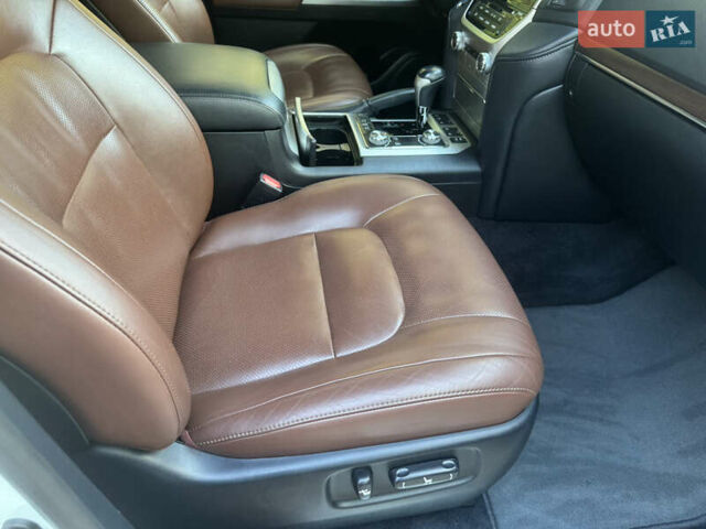 Белый Тойота Ленд Крузер, объемом двигателя 4.61 л и пробегом 122 тыс. км за 54000 $, фото 23 на Automoto.ua