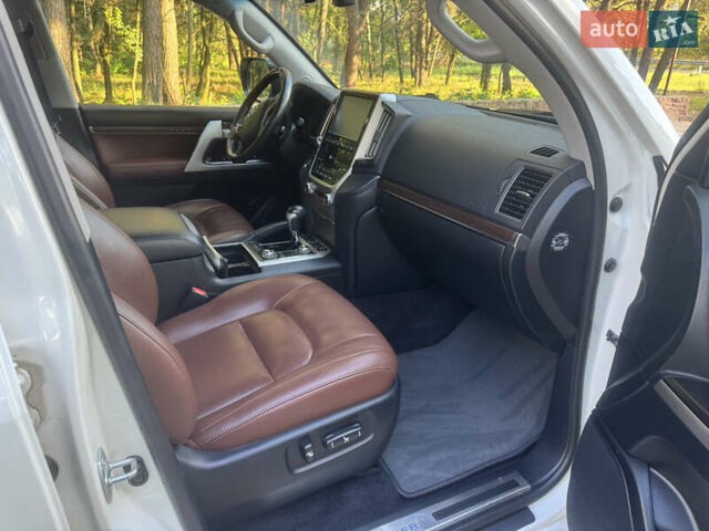 Белый Тойота Ленд Крузер, объемом двигателя 4.61 л и пробегом 122 тыс. км за 54000 $, фото 24 на Automoto.ua