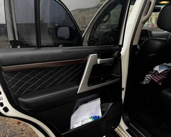 Белый Тойота Ленд Крузер, объемом двигателя 4.46 л и пробегом 192 тыс. км за 54555 $, фото 17 на Automoto.ua