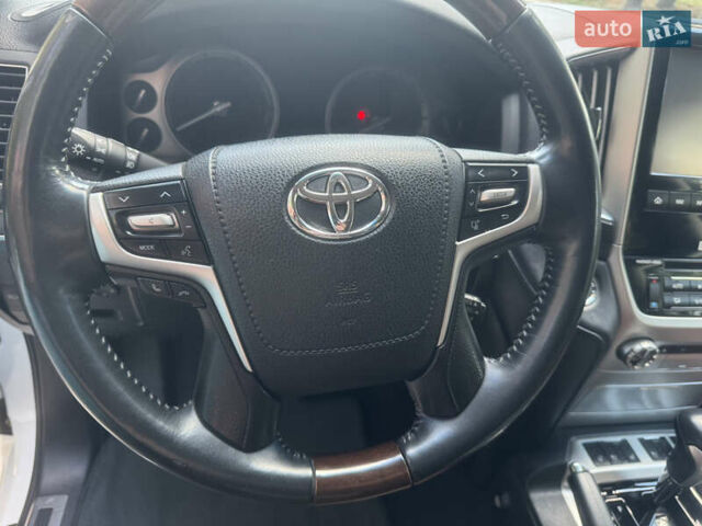 Белый Тойота Ленд Крузер, объемом двигателя 4.61 л и пробегом 122 тыс. км за 54000 $, фото 46 на Automoto.ua