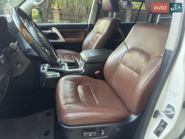 Белый Тойота Ленд Крузер, объемом двигателя 4.61 л и пробегом 122 тыс. км за 54000 $, фото 34 на Automoto.ua