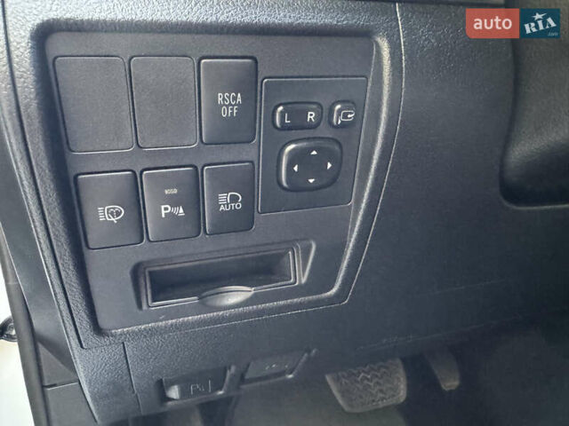 Белый Тойота Ленд Крузер, объемом двигателя 4.61 л и пробегом 122 тыс. км за 54000 $, фото 36 на Automoto.ua