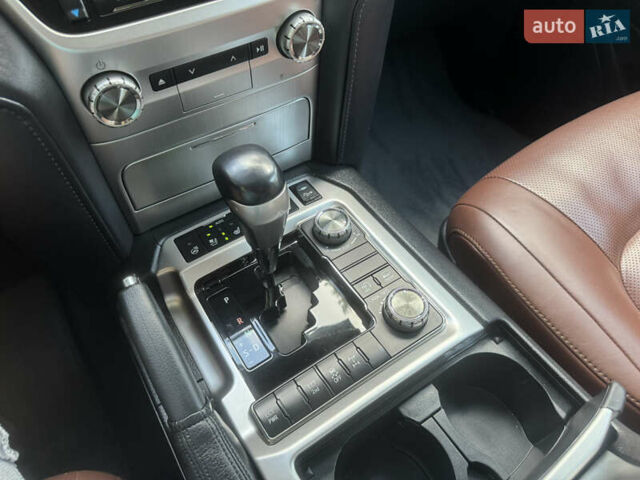 Белый Тойота Ленд Крузер, объемом двигателя 4.61 л и пробегом 122 тыс. км за 54000 $, фото 40 на Automoto.ua