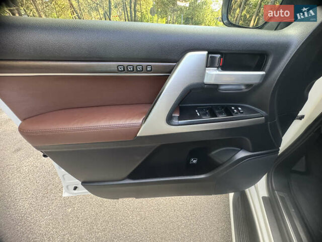 Белый Тойота Ленд Крузер, объемом двигателя 4.61 л и пробегом 122 тыс. км за 54000 $, фото 47 на Automoto.ua