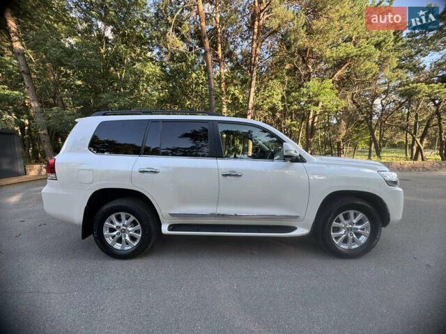 Белый Тойота Ленд Крузер, объемом двигателя 4.61 л и пробегом 122 тыс. км за 54000 $, фото 8 на Automoto.ua