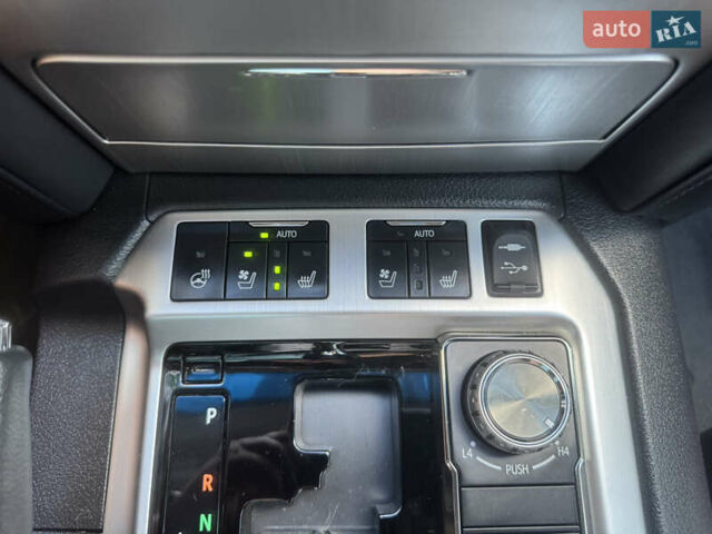 Белый Тойота Ленд Крузер, объемом двигателя 4.61 л и пробегом 122 тыс. км за 54000 $, фото 32 на Automoto.ua