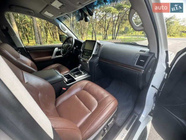 Белый Тойота Ленд Крузер, объемом двигателя 4.61 л и пробегом 122 тыс. км за 54000 $, фото 49 на Automoto.ua