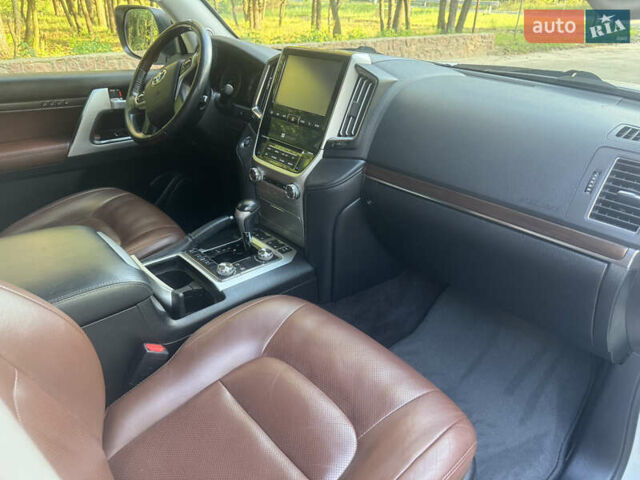 Белый Тойота Ленд Крузер, объемом двигателя 4.61 л и пробегом 122 тыс. км за 54000 $, фото 28 на Automoto.ua