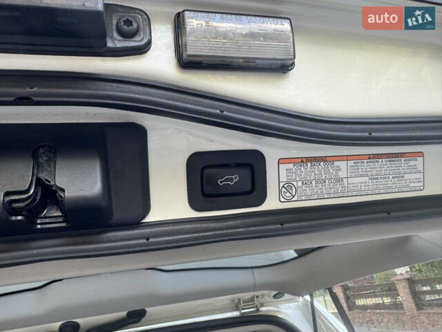 Белый Тойота Ленд Крузер, объемом двигателя 4.61 л и пробегом 122 тыс. км за 54000 $, фото 13 на Automoto.ua