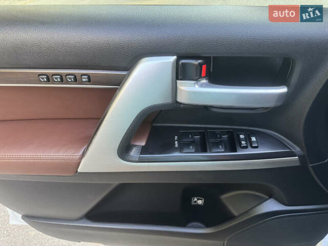 Белый Тойота Ленд Крузер, объемом двигателя 4.61 л и пробегом 122 тыс. км за 54000 $, фото 31 на Automoto.ua