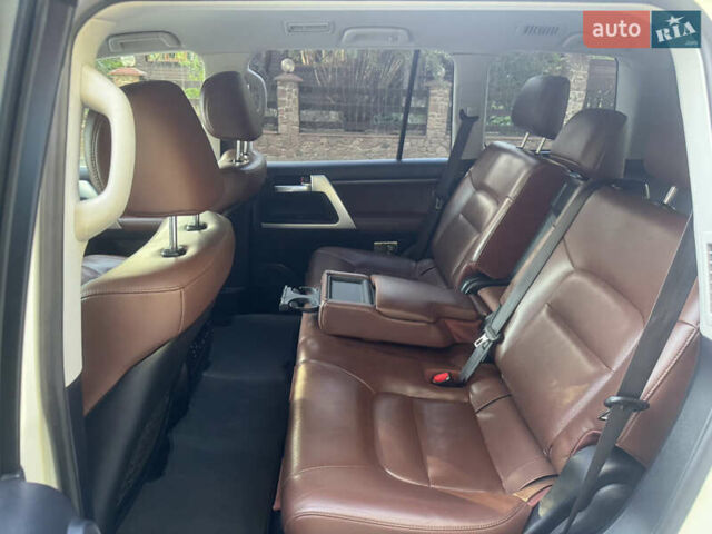 Белый Тойота Ленд Крузер, объемом двигателя 4.61 л и пробегом 122 тыс. км за 54000 $, фото 22 на Automoto.ua