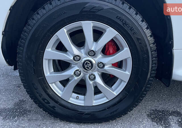 Белый Тойота Ленд Крузер, объемом двигателя 4.46 л и пробегом 125 тыс. км за 58000 $, фото 35 на Automoto.ua