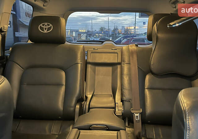 Белый Тойота Ленд Крузер, объемом двигателя 4.46 л и пробегом 125 тыс. км за 58000 $, фото 23 на Automoto.ua