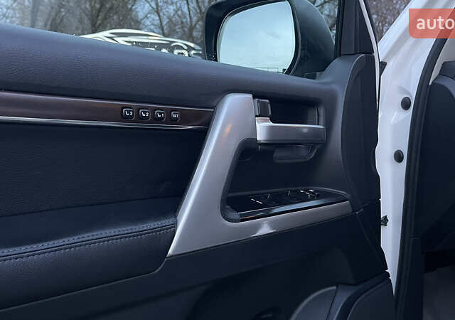 Белый Тойота Ленд Крузер, объемом двигателя 4.46 л и пробегом 125 тыс. км за 58000 $, фото 26 на Automoto.ua