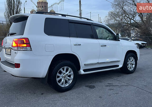 Белый Тойота Ленд Крузер, объемом двигателя 4.46 л и пробегом 125 тыс. км за 58000 $, фото 7 на Automoto.ua