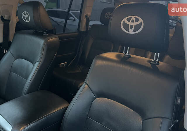 Белый Тойота Ленд Крузер, объемом двигателя 4.46 л и пробегом 125 тыс. км за 58000 $, фото 22 на Automoto.ua