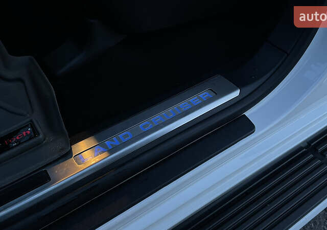 Белый Тойота Ленд Крузер, объемом двигателя 4.46 л и пробегом 125 тыс. км за 58000 $, фото 25 на Automoto.ua