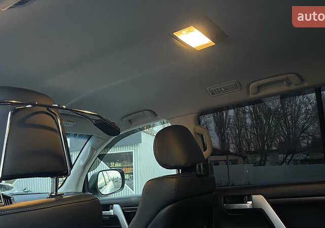 Белый Тойота Ленд Крузер, объемом двигателя 4.46 л и пробегом 125 тыс. км за 58000 $, фото 29 на Automoto.ua