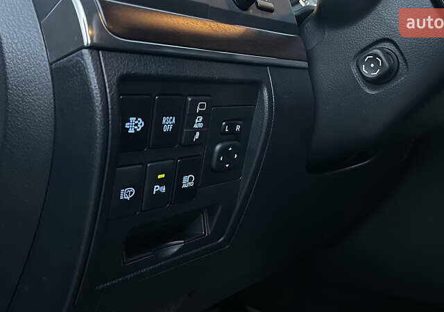 Белый Тойота Ленд Крузер, объемом двигателя 4.46 л и пробегом 125 тыс. км за 58000 $, фото 24 на Automoto.ua