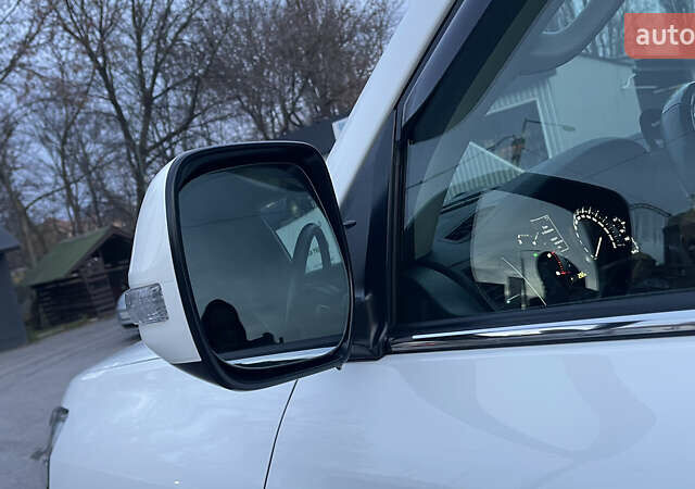 Белый Тойота Ленд Крузер, объемом двигателя 4.46 л и пробегом 125 тыс. км за 58000 $, фото 18 на Automoto.ua