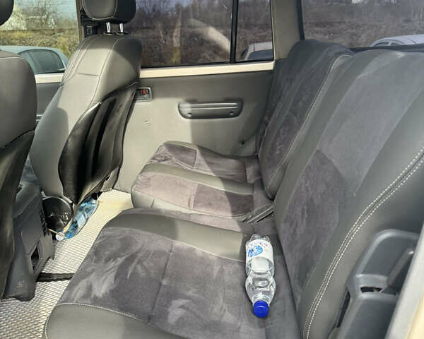 Бежевый Тойота Ленд Крузер, объемом двигателя 4.16 л и пробегом 300 тыс. км за 18900 $, фото 9 на Automoto.ua