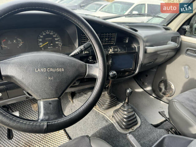 Бежевый Тойота Ленд Крузер, объемом двигателя 4.16 л и пробегом 300 тыс. км за 18900 $, фото 10 на Automoto.ua