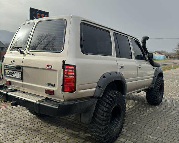 Бежевый Тойота Ленд Крузер, объемом двигателя 4.16 л и пробегом 300 тыс. км за 18900 $, фото 1 на Automoto.ua
