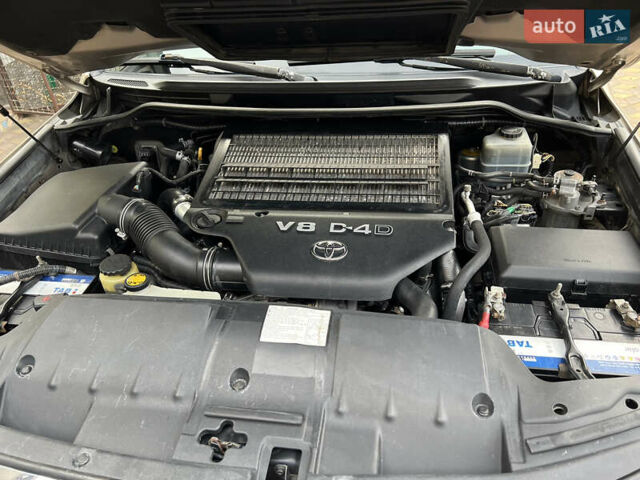 Бежевый Тойота Ленд Крузер, объемом двигателя 4.46 л и пробегом 295 тыс. км за 24000 $, фото 4 на Automoto.ua