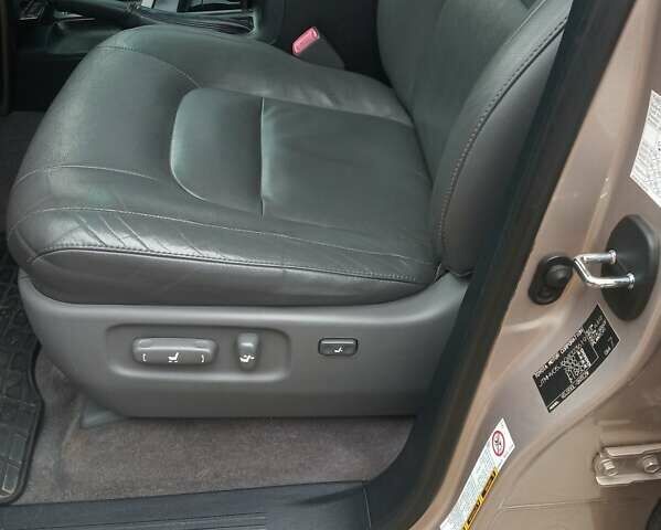 Бежевый Тойота Ленд Крузер, объемом двигателя 4.5 л и пробегом 156 тыс. км за 29000 $, фото 6 на Automoto.ua