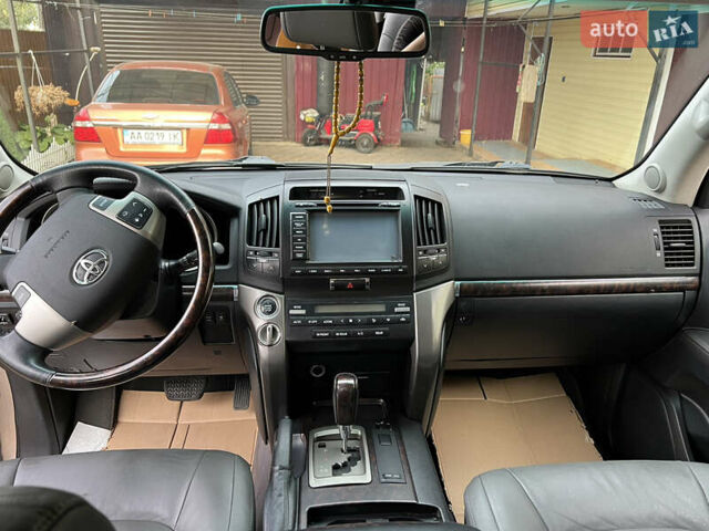 Бежевый Тойота Ленд Крузер, объемом двигателя 4.46 л и пробегом 295 тыс. км за 24000 $, фото 7 на Automoto.ua