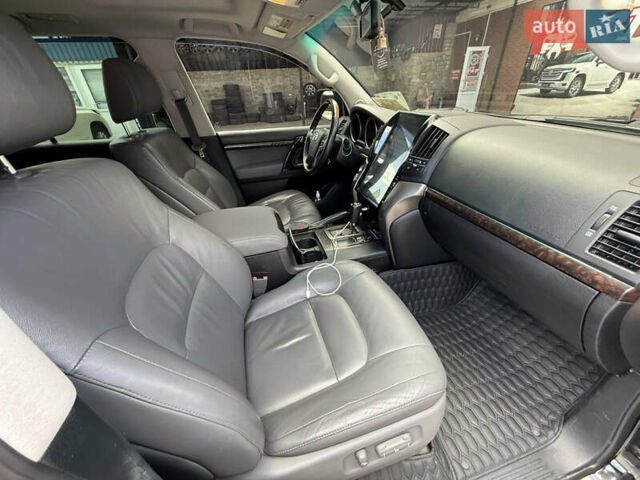 Черный Тойота Ленд Крузер, объемом двигателя 5.7 л и пробегом 220 тыс. км за 30000 $, фото 5 на Automoto.ua