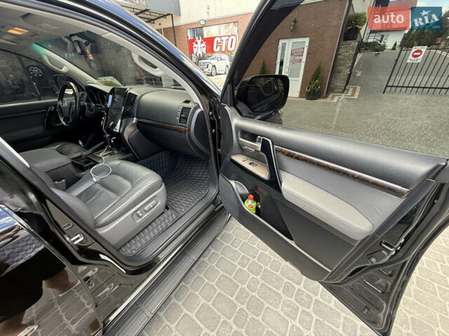 Черный Тойота Ленд Крузер, объемом двигателя 5.7 л и пробегом 220 тыс. км за 30000 $, фото 10 на Automoto.ua