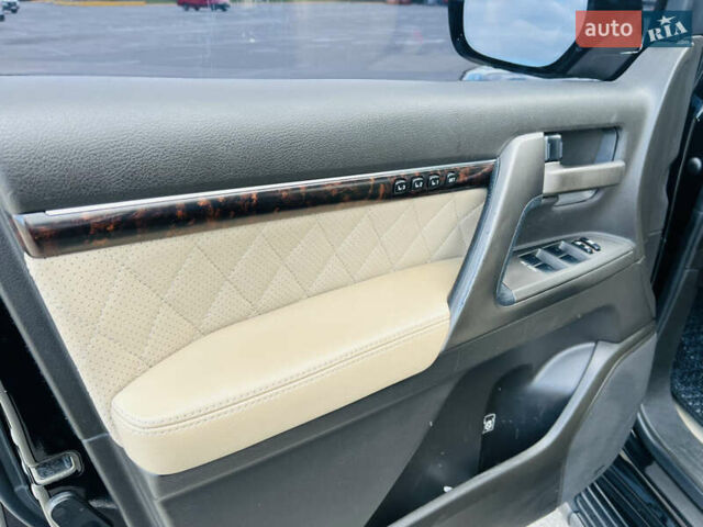 Черный Тойота Ленд Крузер, объемом двигателя 5.7 л и пробегом 239 тыс. км за 23500 $, фото 19 на Automoto.ua
