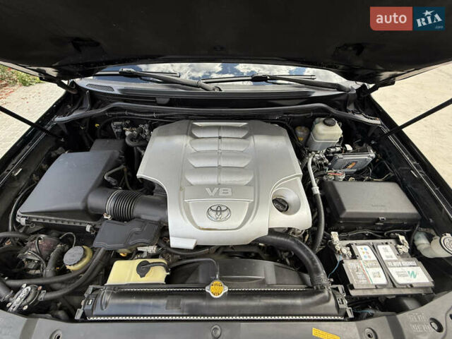 Черный Тойота Ленд Крузер, объемом двигателя 5.7 л и пробегом 220 тыс. км за 30000 $, фото 1 на Automoto.ua