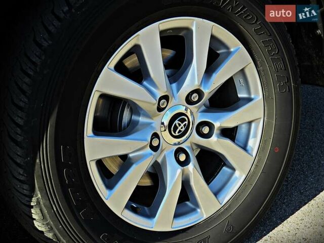 Черный Тойота Ленд Крузер, объемом двигателя 4.66 л и пробегом 312 тыс. км за 31800 $, фото 4 на Automoto.ua